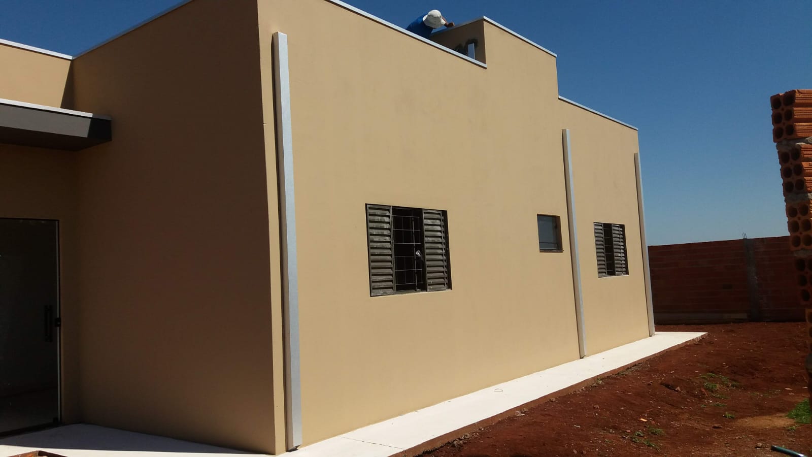 Os condutores da Alex Calhas são fabricados com materiais de alta qualidade, garantindo o escoamento eficiente da água da chuva, preservando a estrutura da sua residência ou empresa e valorizando o acabamento da fachada.